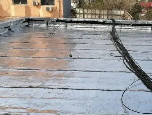 北海卫生间漏水维修公司分享下北海屋面楼顶防水刚性防水层施工要点。